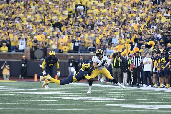 Rod Moore (1) and Jyaire Hill (0)