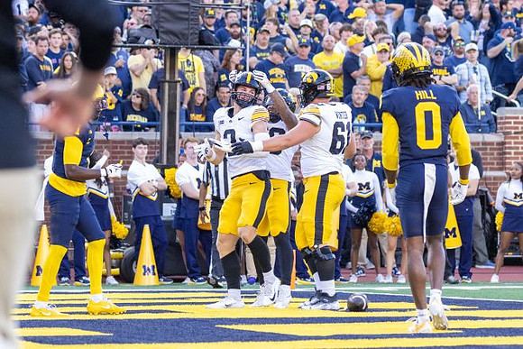 Rod Moore (1) and Jyaire Hill (0)