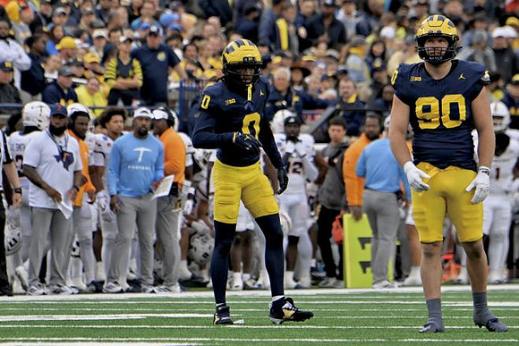 Jyaire Hill (0) and John Henry Daley (90)