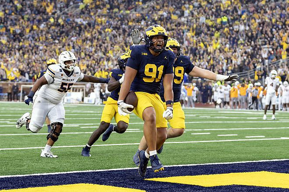 Jonah Lea'ea (91) and Bobby Kanka (99)