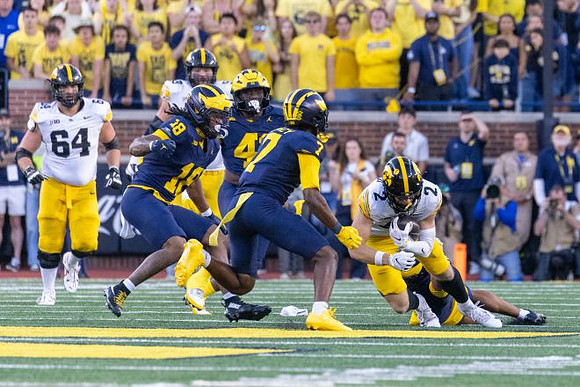 Troy Bowles (18) and Chris Bracy (7)