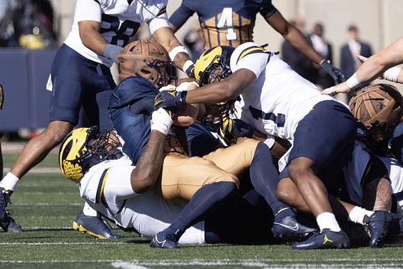 Jaishawn Barham (1) and Quinten Johnson (28)