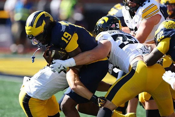 Bryce Underwood (19) and Jalen Hoffman (42)