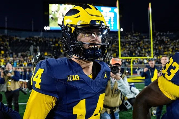 Tommy Carr (14) and Benny Patterson III (93)