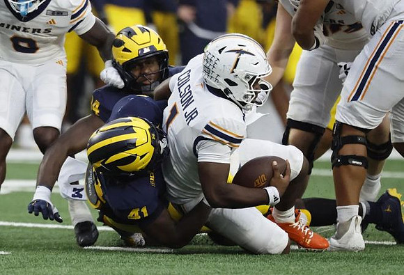 Carter Meadows (14) and Tariq Boney (41)