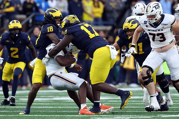 Shamari Earls (2), Troy Bowles (18), Enow Etta (17), and Jonah Lea'ea (91)