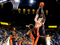 Moustapha Thiam (52) and Malachi Brown (15)