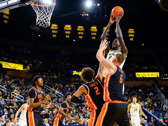 Moustapha Thiam (52) and Malachi Brown (15)