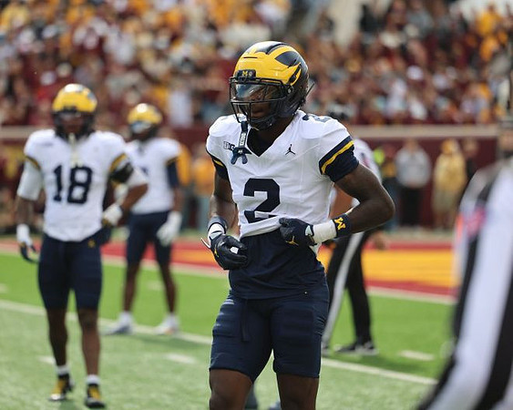 Troy Bowles (18) and Shamari Earls (2)
