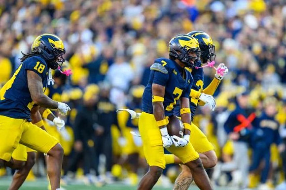 Troy Bowles (18) and Chris Bracy (7)
