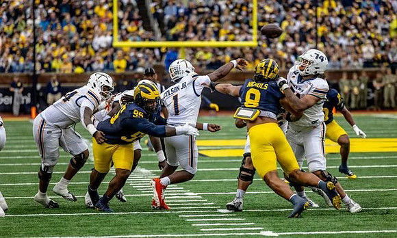 Trey Pierce (95) and Dom Nichols (8)