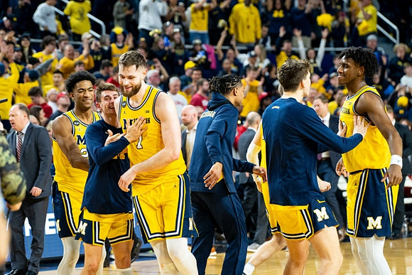 Hunter Dickinson (1) and Michigan Team