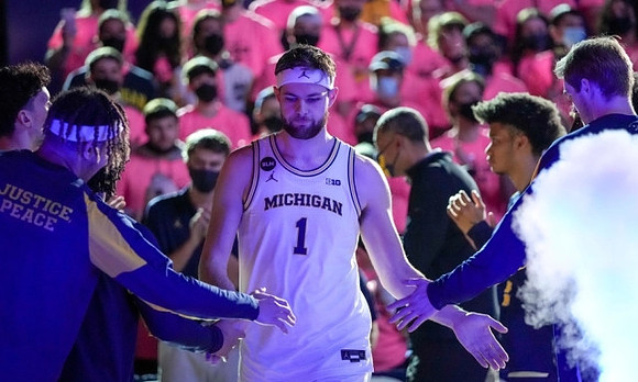 Hunter Dickinson (1) and Michigan Team