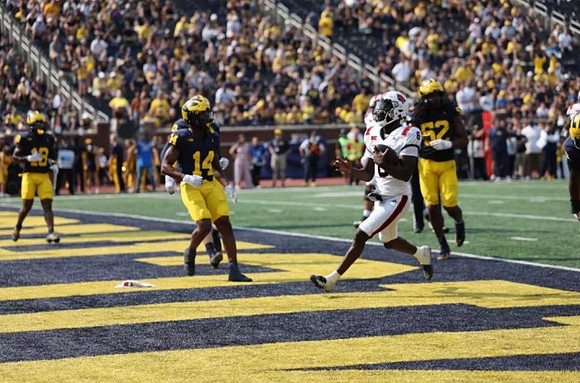 Ja'Den McBurrows (18), Kody Jones (14), and Kechaun Bennett (52)
