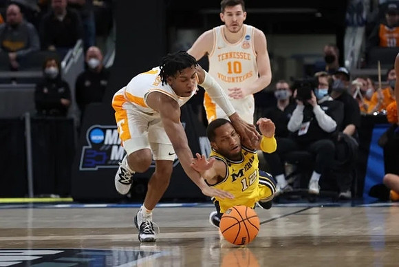 DeVante' Jones (12)