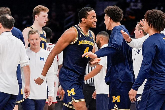 Nimari Burnett (4), Justin Pippen (10), and Michigan Team