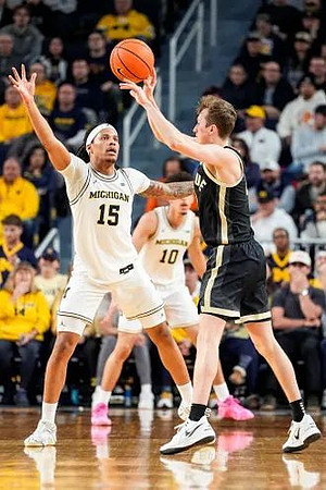 Rubin Jones (15) and Justin Pippen (10)