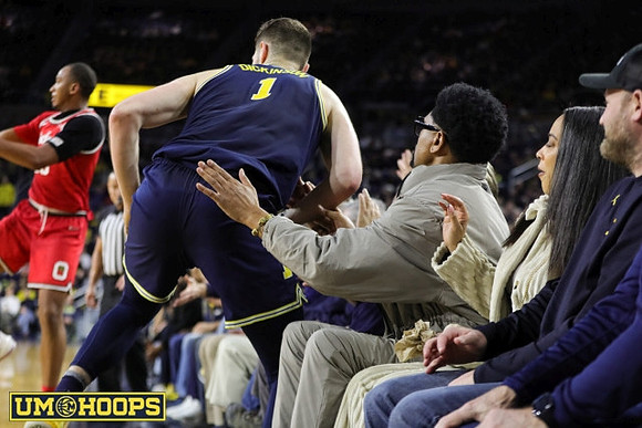 Hunter Dickinson (1) and Jalen Rose