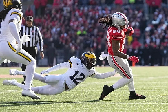 Jaishawn Barham (1) and Aamir Hall (12)