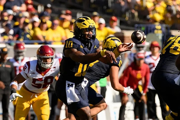 Alex Orji (10) and Myles Hinton (78)