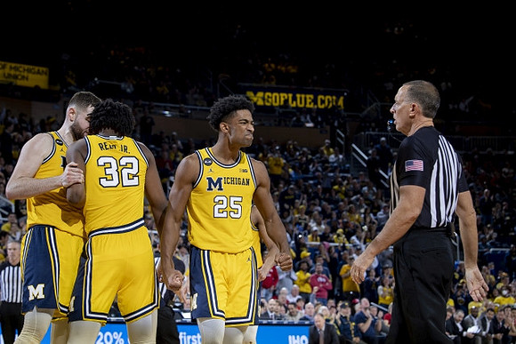 Hunter Dickinson (1), Tarris Reed Jr. (32), and Jace Howard (25)