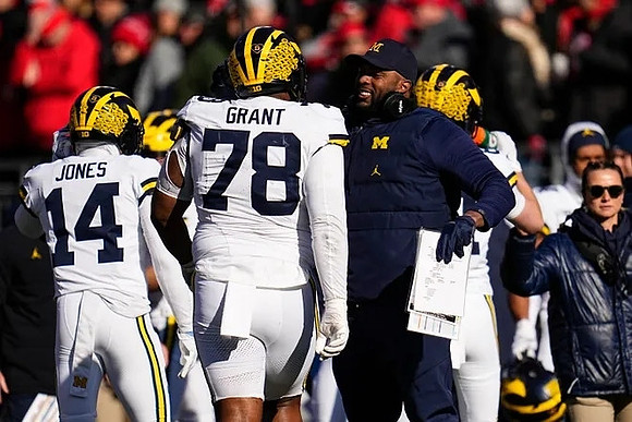 Kody Jones (14), Kenneth Grant (78), and Sherrone Moore