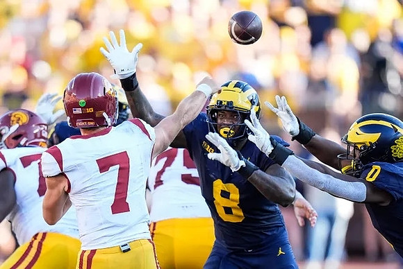 Derrick Moore (8) and Josaiah Stewart (0)