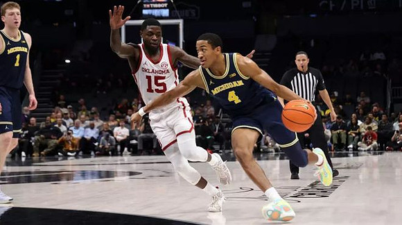 Danny Wolf (1) and Nimari Burnett (4)