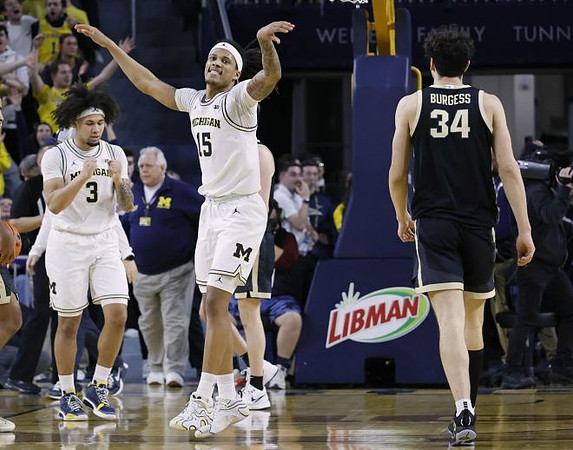 Tre Donaldson (3) and Rubin Jones (15)