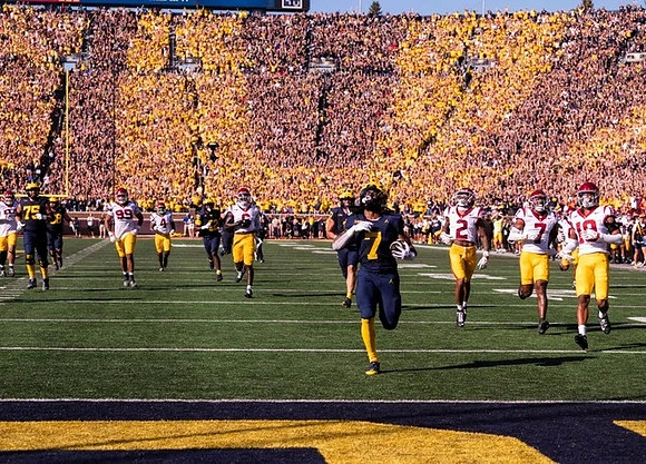 Andrew Gentry (75) and Donovan Edwards (7)