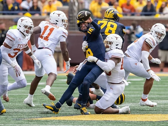 Davis Warren (16) and Myles Hinton (78)