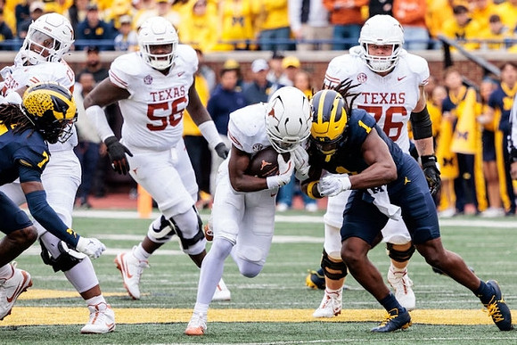 Makari Paige (7) and Jaishawn Barham (1)