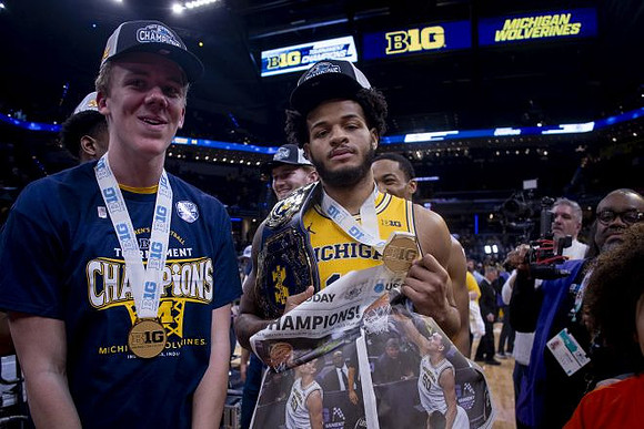 Roddy Gayle Jr. (11) and Michigan Team