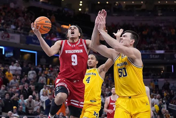 Nimari Burnett (4) and Vladislav Goldin (50)