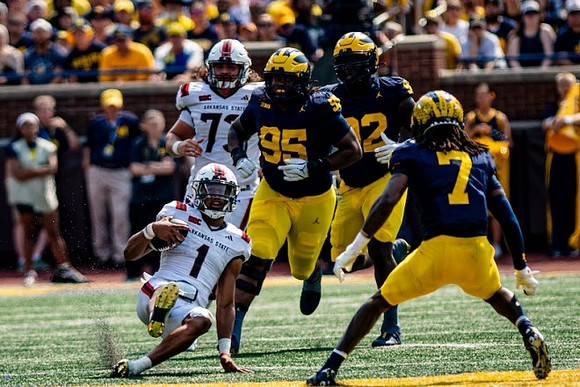 Trey Pierce (95), Ike Iwunnah (92), and Makari Paige (7)