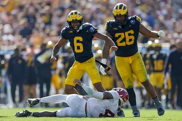 Brandyn Hillman (6) and Rayshaun Benny (26)