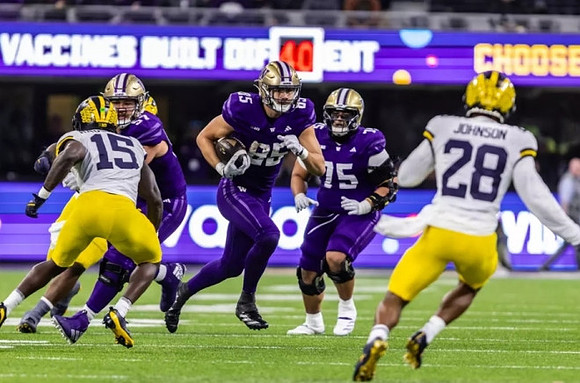 Ernest Hausmann (15) and Quinten Johnson (28)