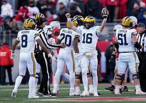 Tyler Morris (8), Kalel Mullings (20), Davis Warren (16), and Greg Crippen (51)