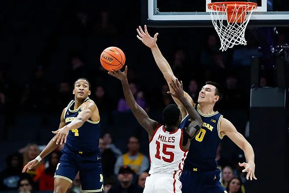 Nimari Burnett (4) and Vladislav Goldin (50)