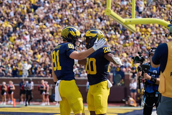 Peyton O'Leary (81) and Kalel Mullings (20)