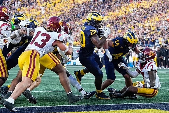 Kalel Mullings (20) and Max Bredeson (44)