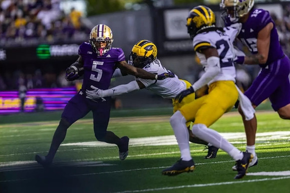 Will Johnson (2) and Jyaire Hill (20)