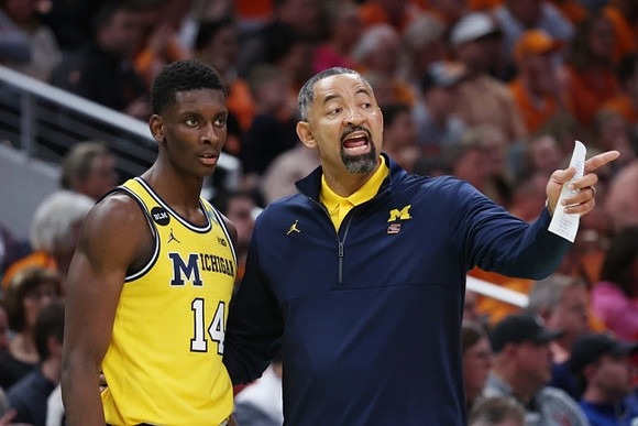 Moussa Diabate (14) and Juwan Howard
