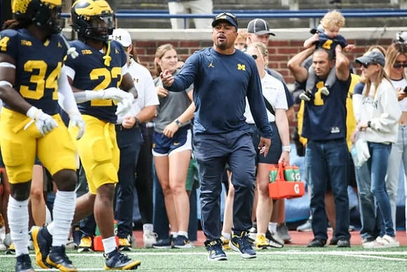 Jaylen Harrell (32), Michael Barrett (23), and Mike Hart
