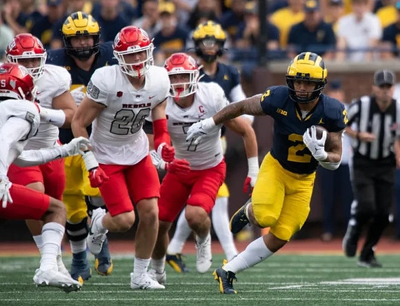 Zak Zinter (65) and Blake Corum (2)