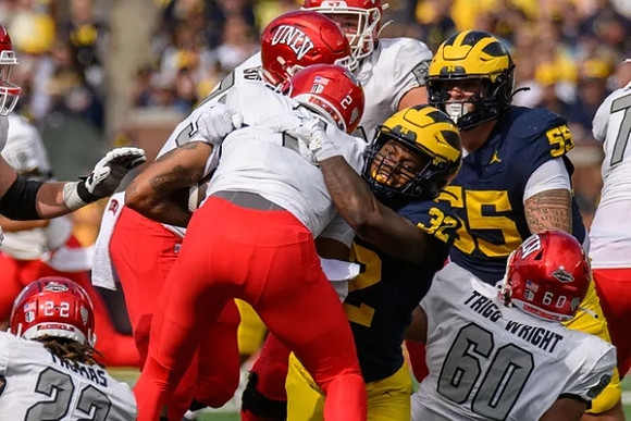Jaylen Harrell (32) and Mason Graham (55)