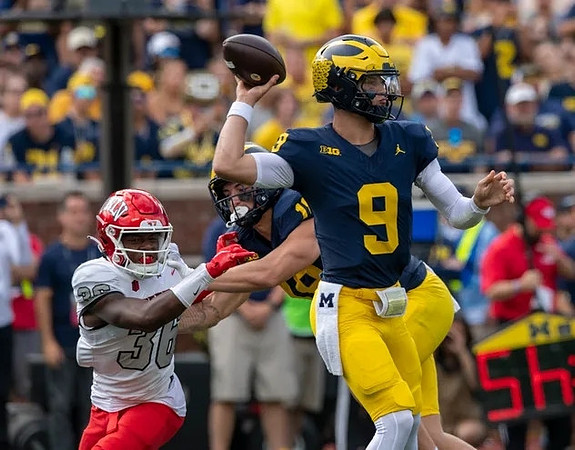 Ja'Den McBurrows (18) and J.J. McCarthy (9)
