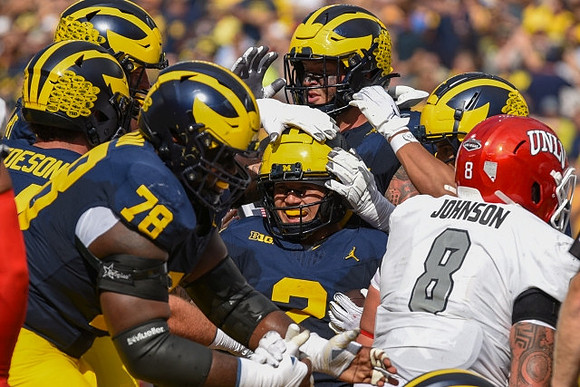 Blake Corum (2) and Michigan Team
