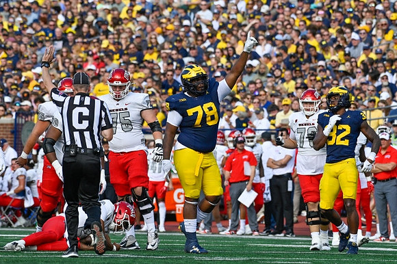 Kenneth Grant (78) and Jaylen Harrell (32)