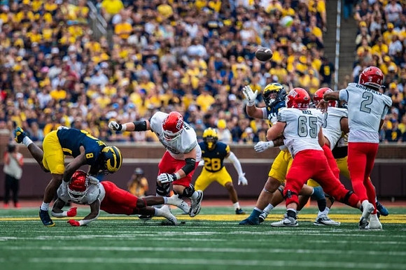 Derrick Moore (8) and Quinten Johnson (28)